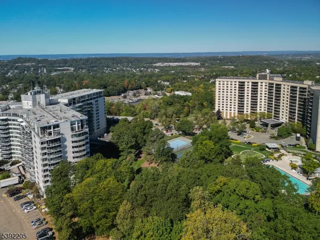 $379,900 | 1 Claridge Drive, Unit 503, Verona, NJ 07044