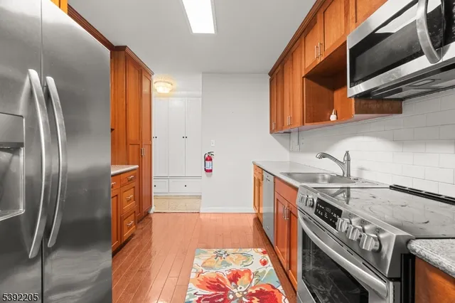 $379,900 | 1 Claridge Drive, Unit 503, Verona, NJ 07044