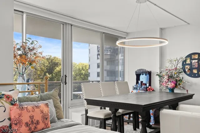 $379,900 | 1 Claridge Drive, Unit 503, Verona, NJ 07044