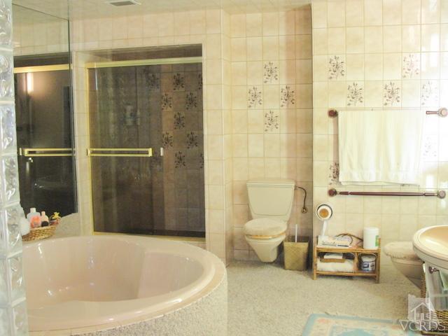 522 Avocado Place Camarillo, CA 93010 - Photo 17 of 30 a bathroom with a tub and a shower
