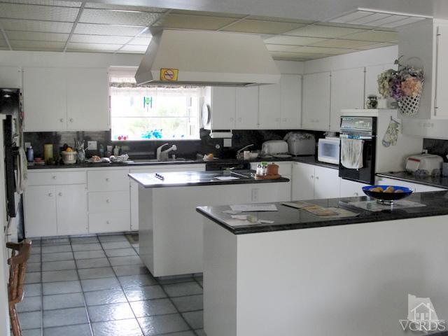 522 Avocado Place Camarillo, CA 93010 - Photo 26 of 30 a kitchen with a sink a stove a microwave and cabinets
