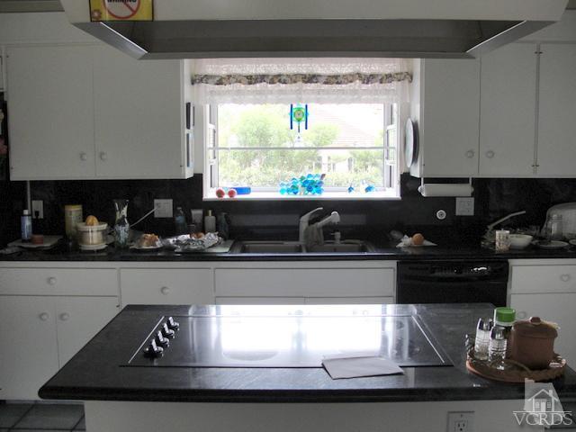 522 Avocado Place Camarillo, CA 93010 - Photo 28 of 30 a kitchen with a stove a microwave and cabinets