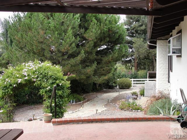 522 Avocado Place Camarillo, CA 93010 - Photo 7 of 30 a backyard of a house with lots of green space