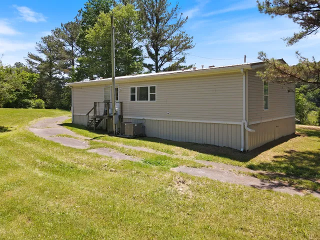 a view of a backyard