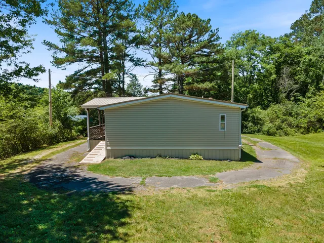a view of a backyard