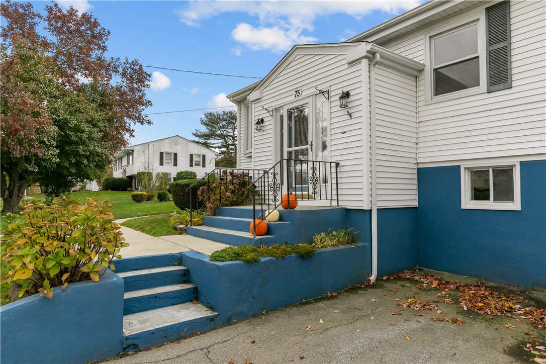 75 Montgomery Street Tiverton, RI 02878 - Photo 6 of 49