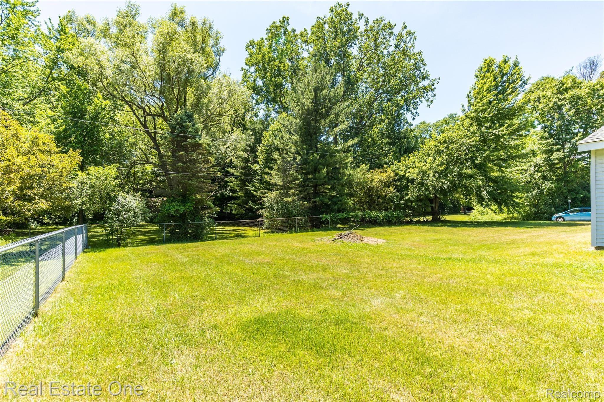 5131 Maybee Road Clarkston, MI 48346 - Photo 8 of 29 Lot's of room to romp