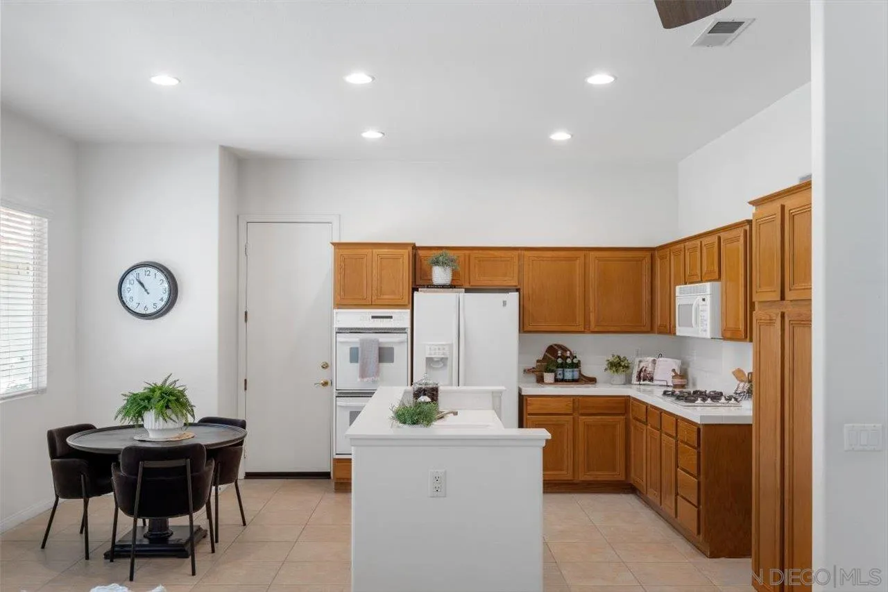 2195 Stone Castle Fallbrook, CA 92028 - Photo 9 of 37