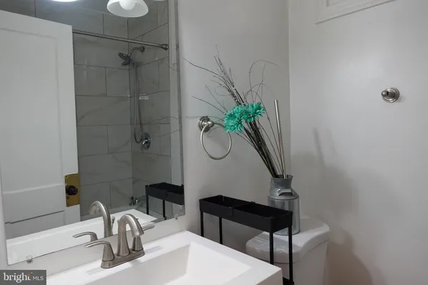 $1,950 | 1228 18th Street Northeast, Washington, DC 20002