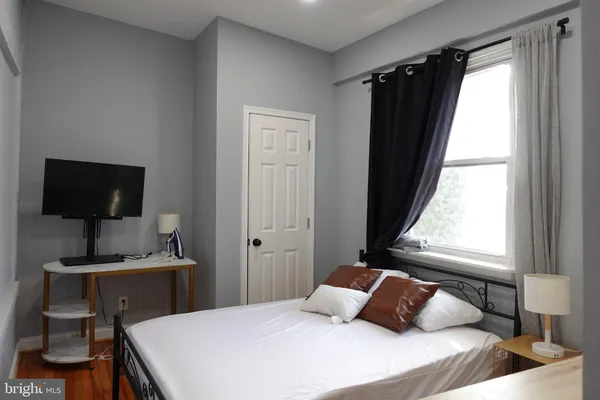 $1,950 | 1228 18th Street Northeast, Washington, DC 20002