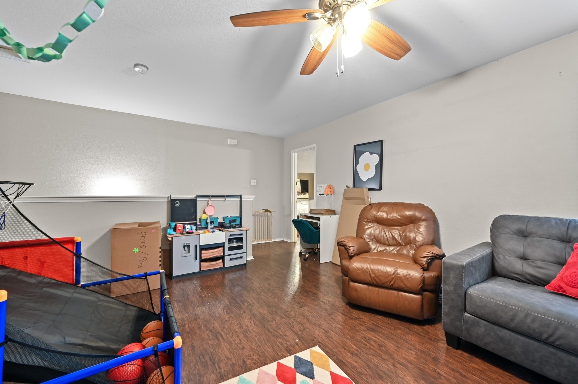 6624 Quinton Drive Austin, TX 78747 - Photo 14 of 25 a living room with furniture