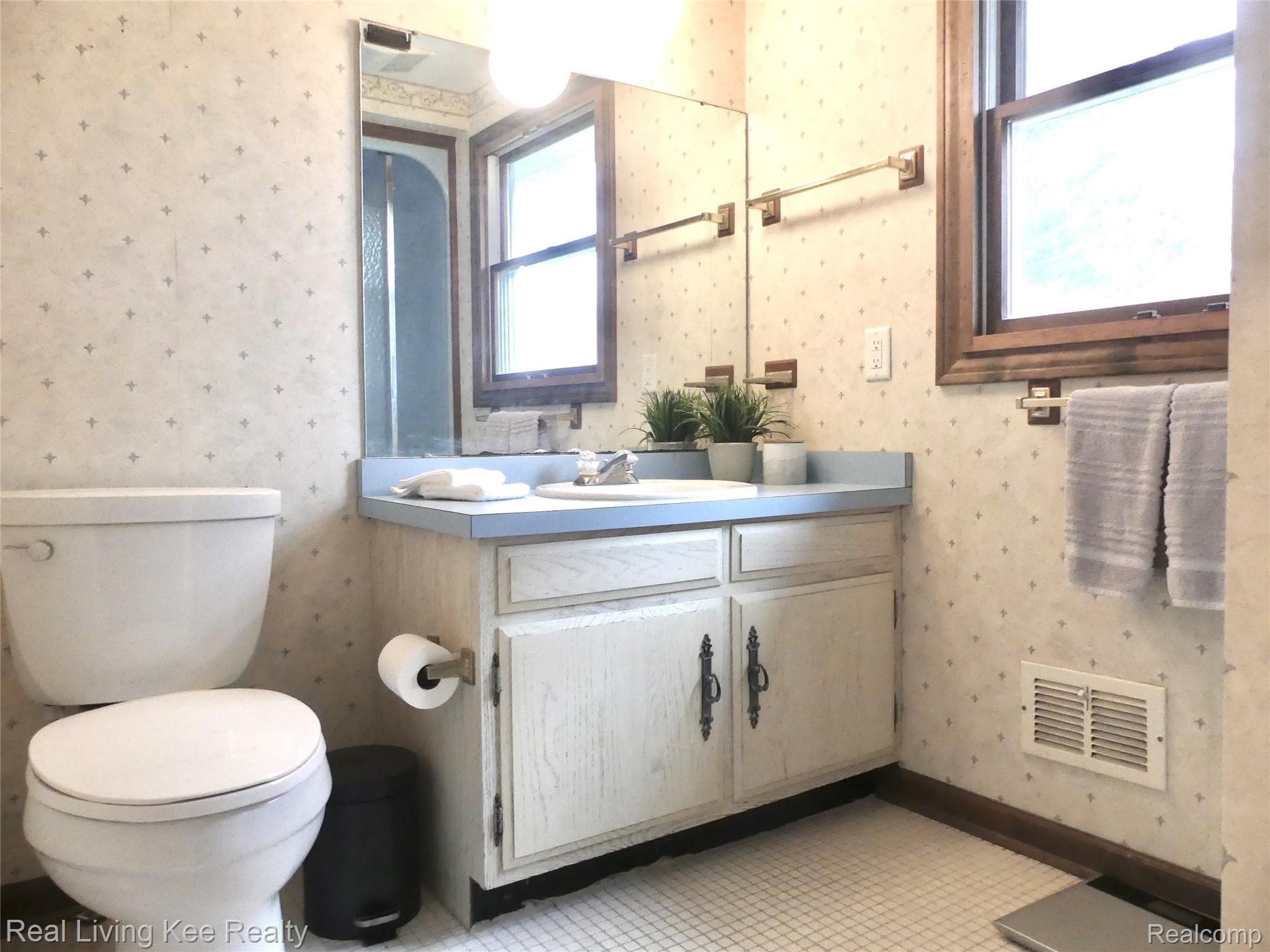 137 Aintree Road Rochester, MI 48306 - Photo 28 of 48 Master full bath