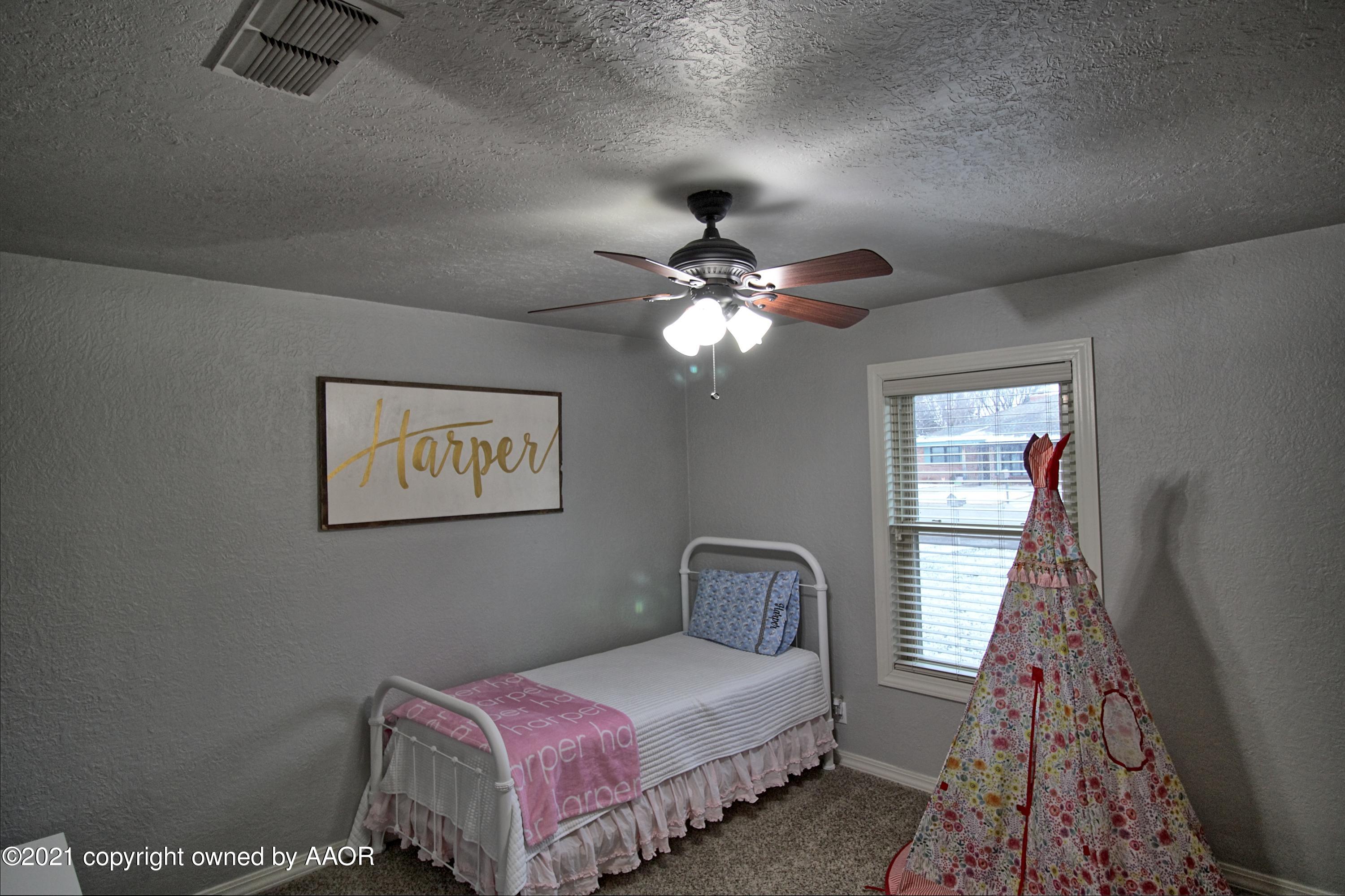 2101 Southwest 21st Avenue Perryton, TX 79070 - Photo 11 of 20 a bedroom with a bed and a window