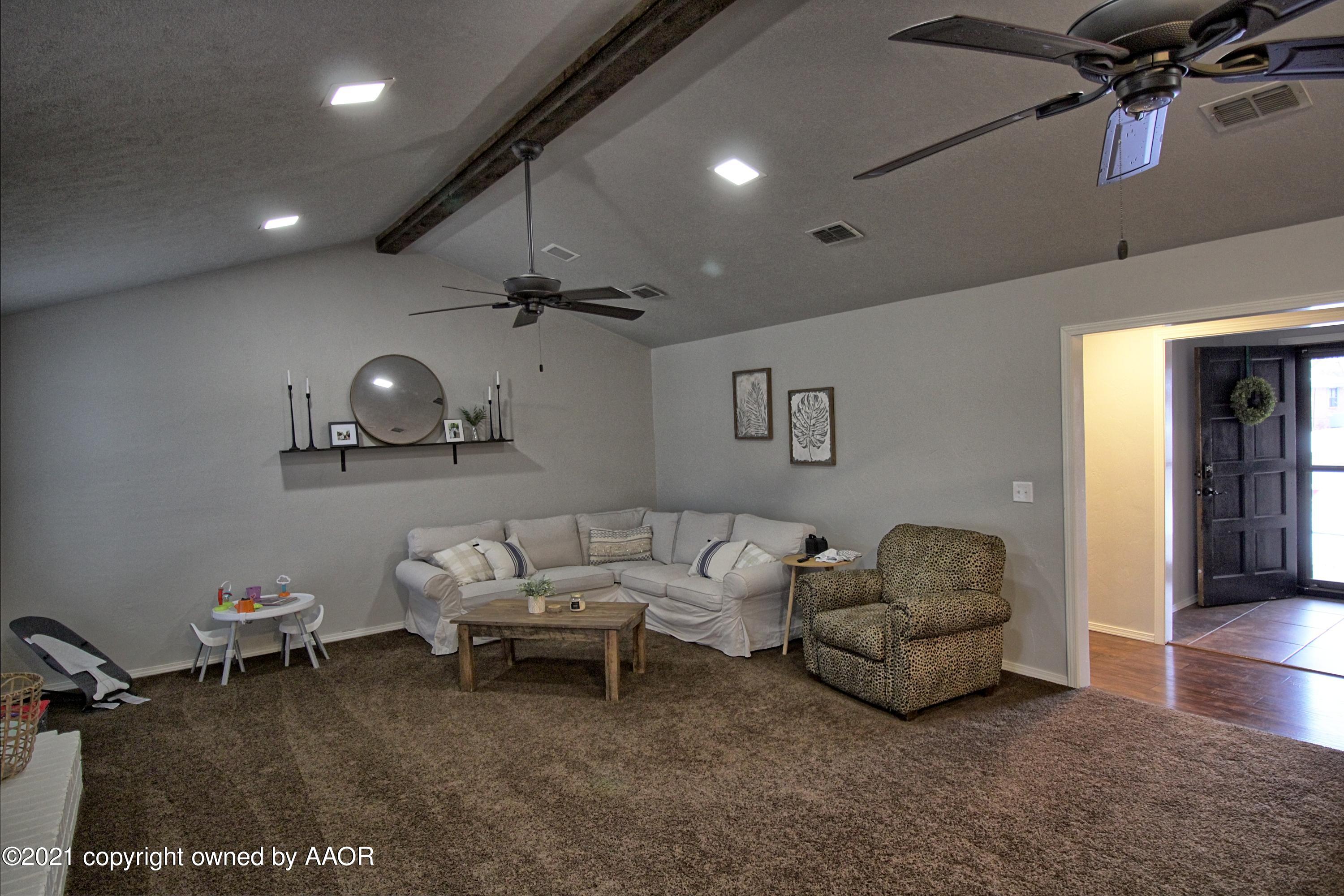 2101 Southwest 21st Avenue Perryton, TX 79070 - Photo 3 of 20 a living room with furniture and a wooden floor