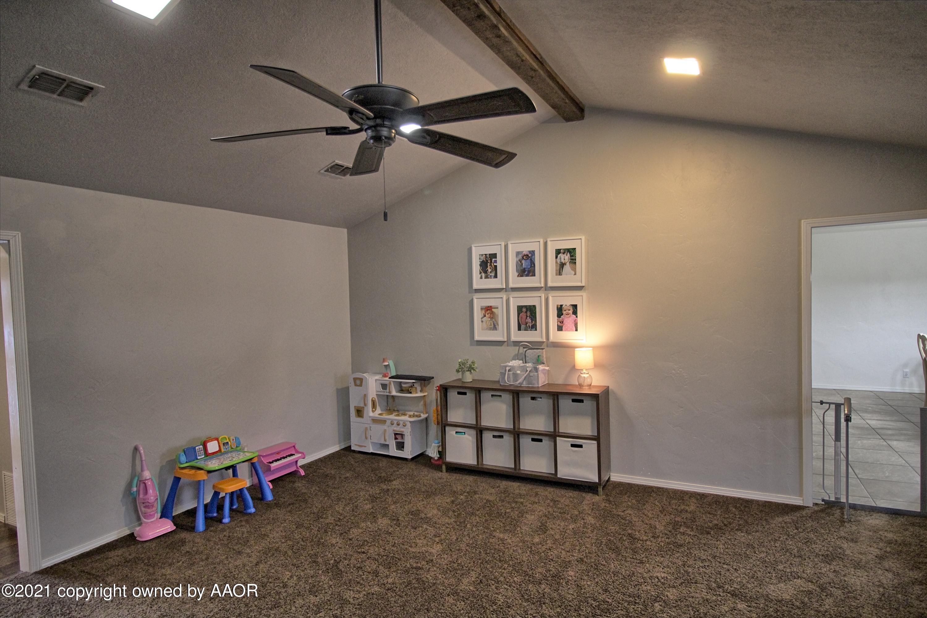 2101 Southwest 21st Avenue Perryton, TX 79070 - Photo 4 of 20 a room with furniture and soccer table