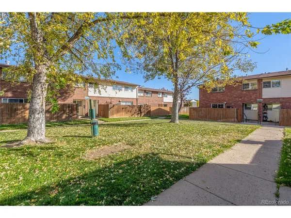 a view of a yard with a house