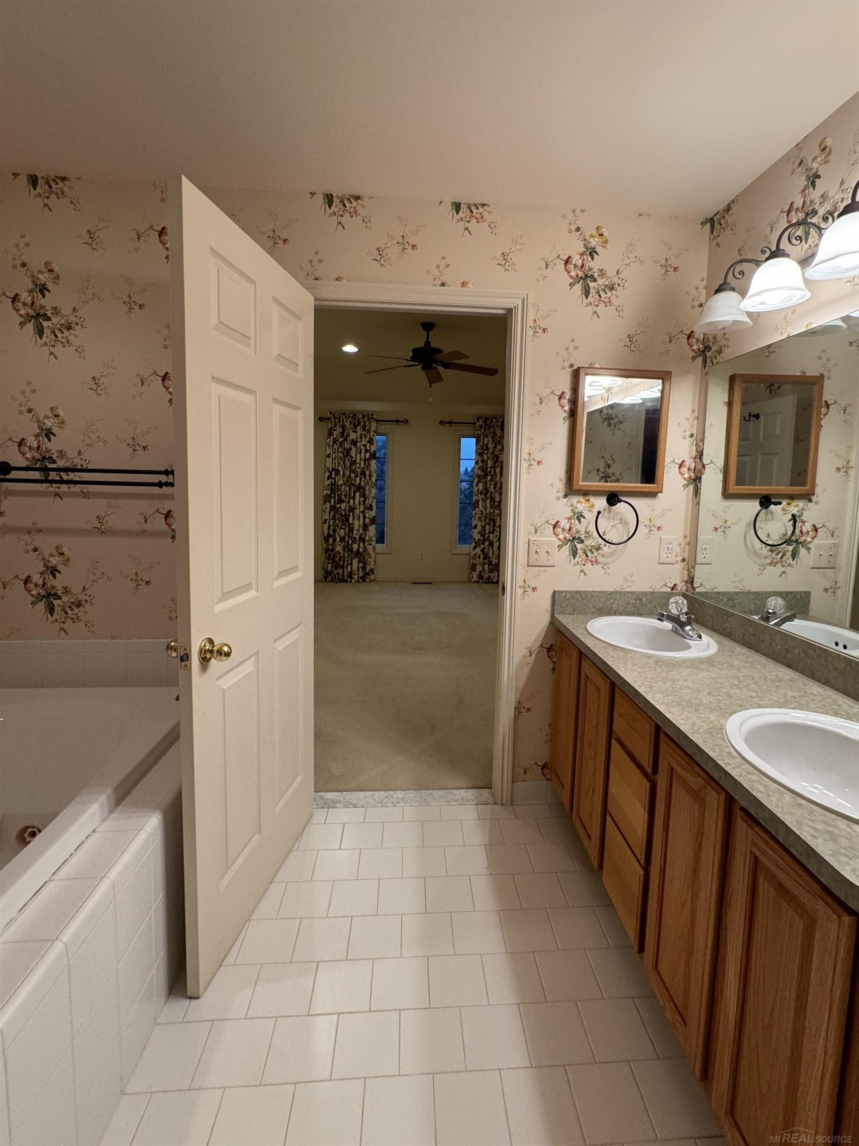 4042 Springbrook Drive Sterling Heights, MI 48314 - Photo 23 of 31 50161591-376688e2-dc0b-4321-808f-f50a4ed0aa31.JPG
