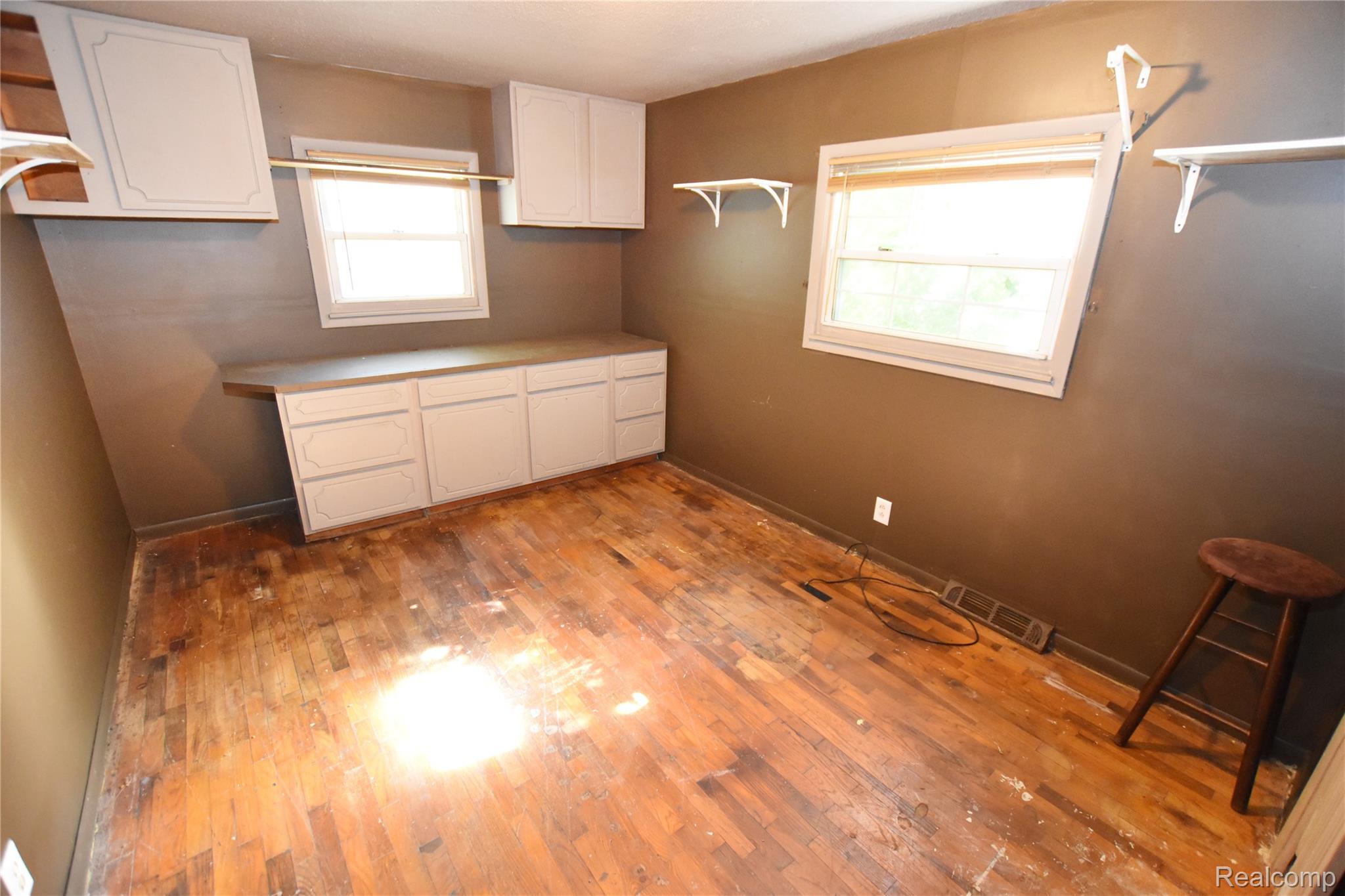 8107 East Bristol Road Davison, MI 48423 - Photo 11 of 19 Cabinets Room.jpg