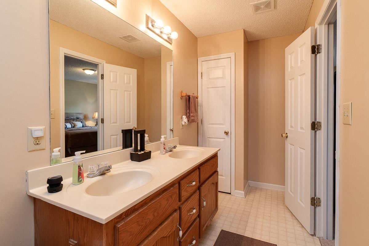 404 Rutherford Lane Columbia, TN 38401 - Photo 16 of 20 Owner's Bathroom