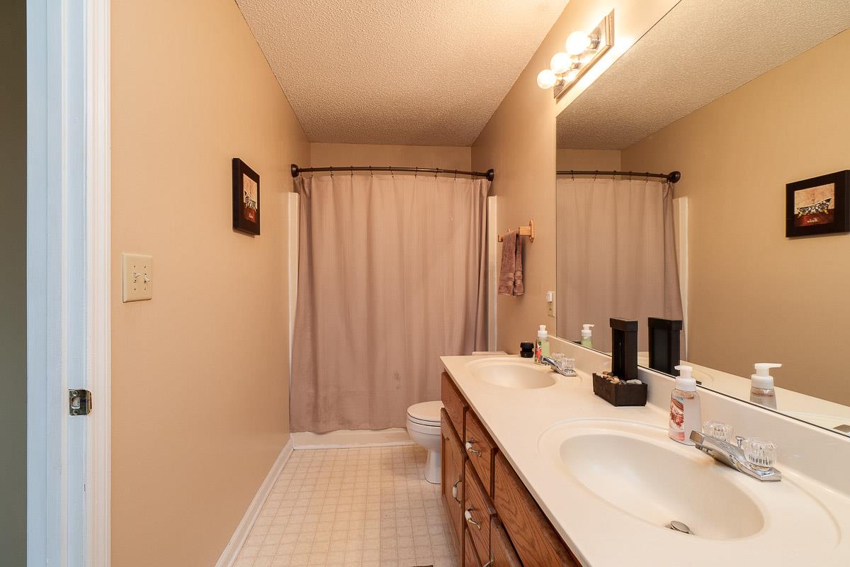 404 Rutherford Lane Columbia, TN 38401 - Photo 17 of 20 Owner's Bathroom