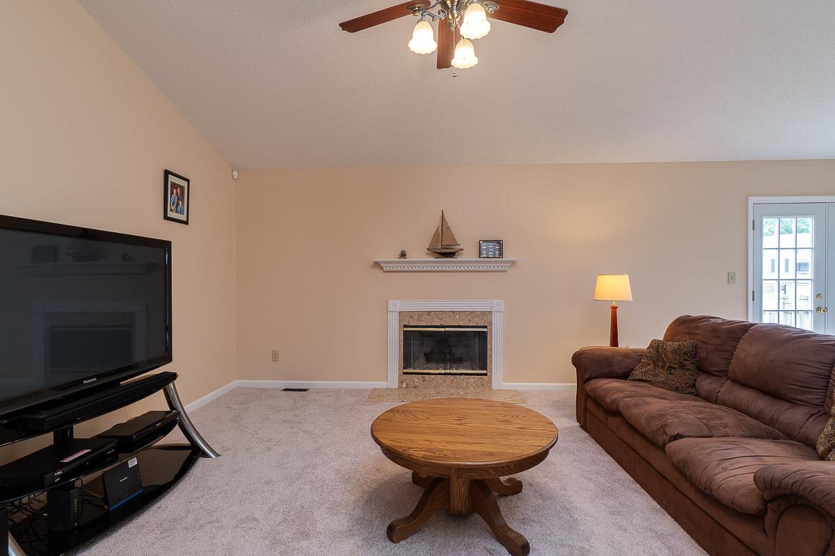 404 Rutherford Lane Columbia, TN 38401 - Photo 7 of 20 Living Room