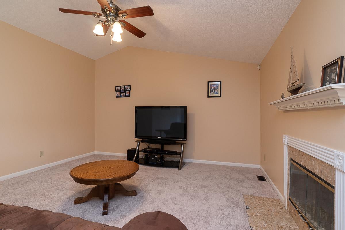 404 Rutherford Lane Columbia, TN 38401 - Photo 8 of 20 Living Room