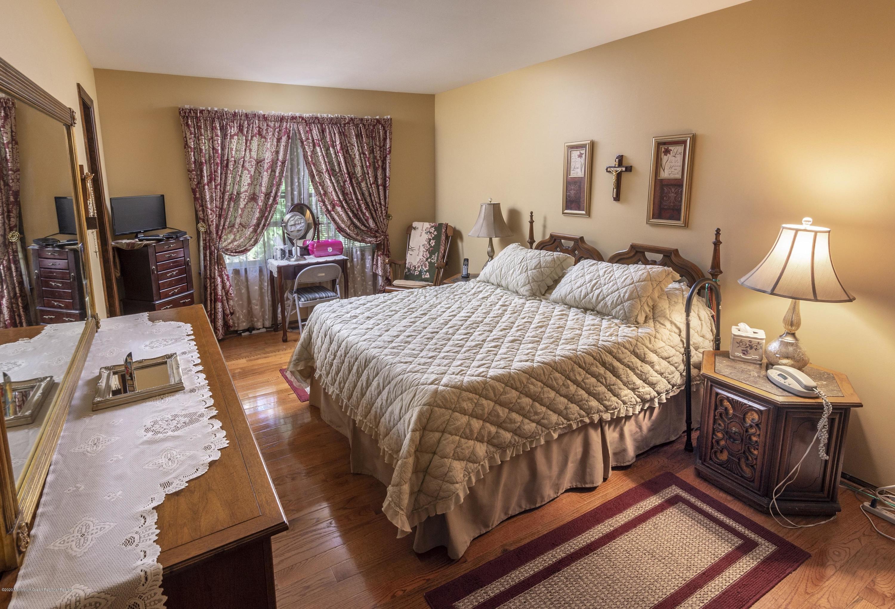176 Lynch Road Middletown, NJ 07748 - Photo 15 of 24 15-dPRxIfzFQr6cuZgH5nvE_8954