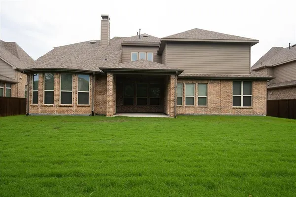 a view of a house with yard and front view of a house