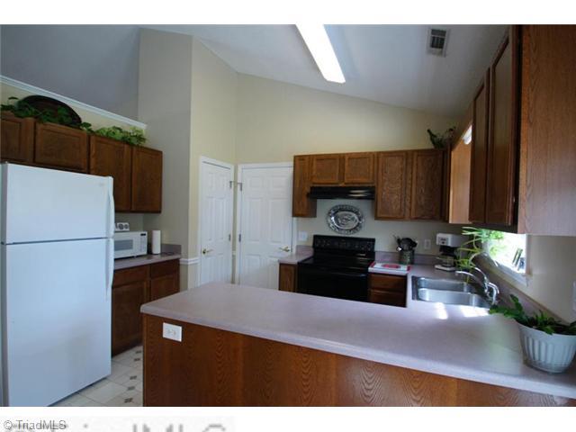 5091 Windsbury Ridge Road Clemmons, NC 27012 - Photo 5 of 12 Kitchen. Bring your groceries directly from the garage into this spotless kitchen where cupboard and counter space abound.