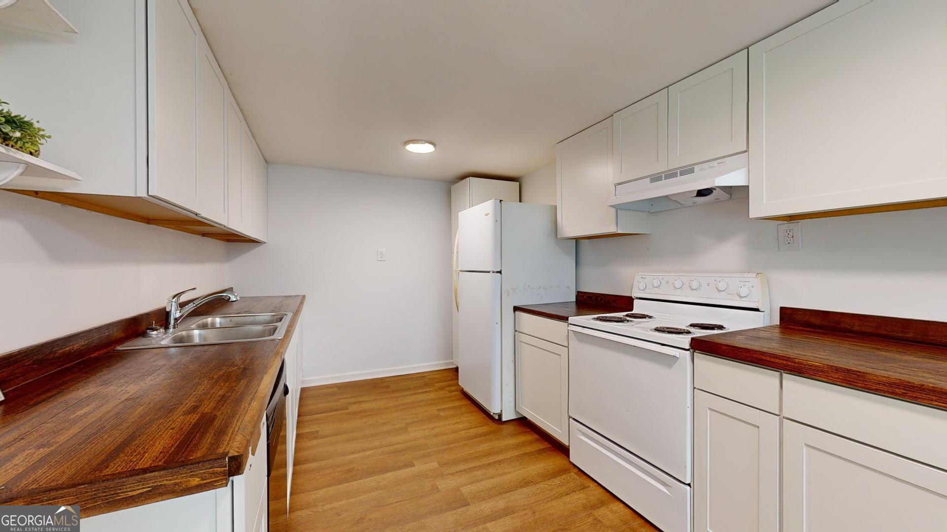 623 Virginia Avenue Millen, GA 30442 - Photo 10 of 34 a kitchen with a stove and a refrigerator