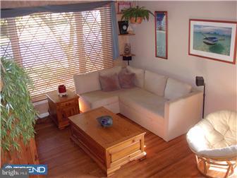 152 Ridge Boulevard Brookhaven, PA 19015 - Photo 3 of 12 Living Room