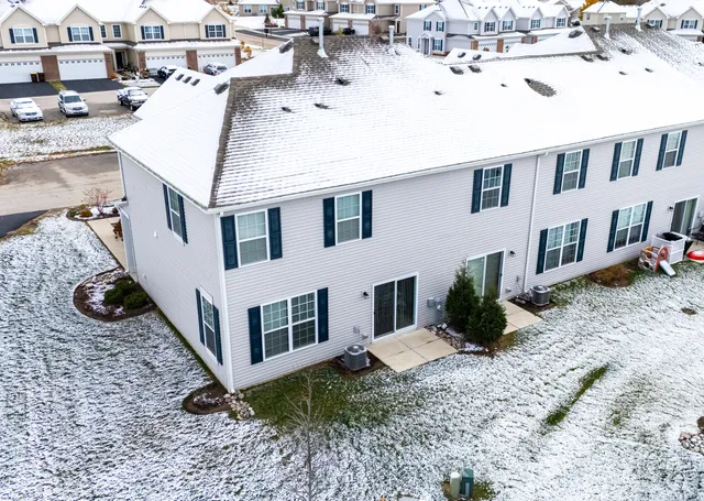 a view of a house with backyard