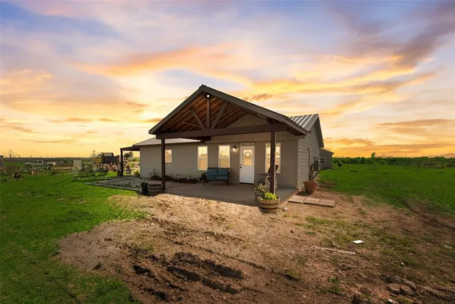 a view of a house with backyard