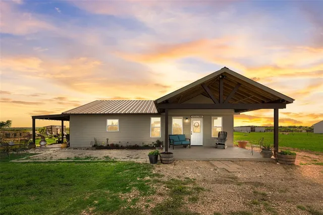 a view of a house with backyard and garden