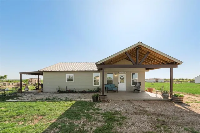 a view of a house with backyard