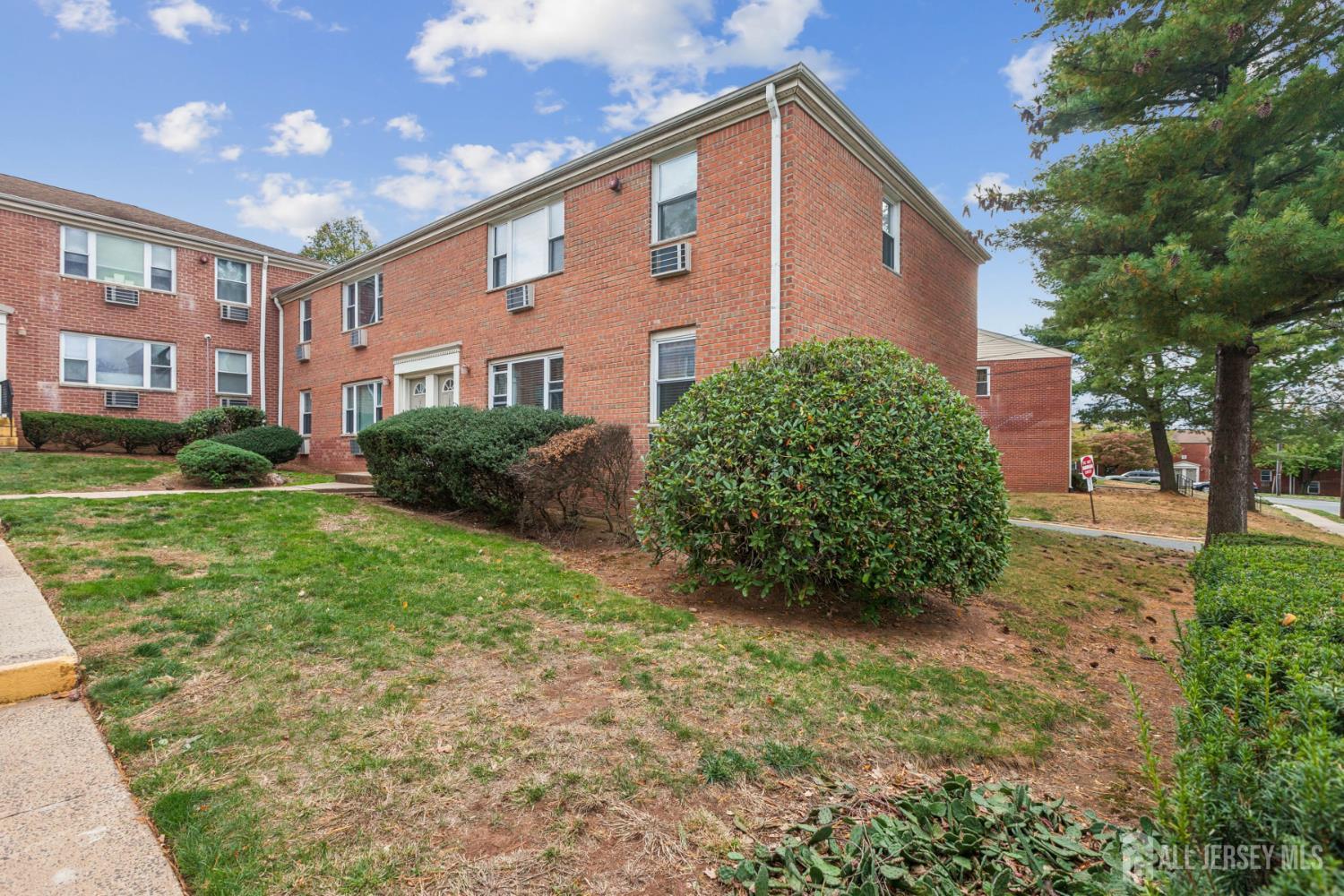 37 York Drive, Unit 6A Edison, NJ 08817 - Photo 18 of 20 a front view of a house with garden