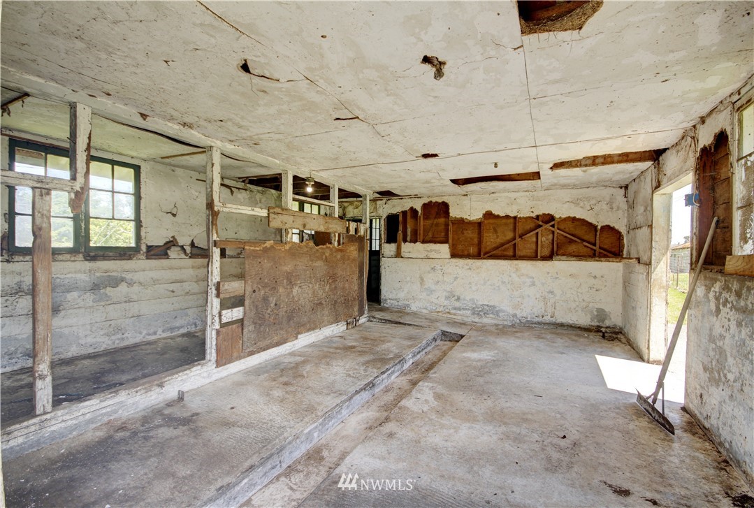 2353 Grandview Road Ferndale, WA 98248 - Photo 35 of 40 a view of a garage