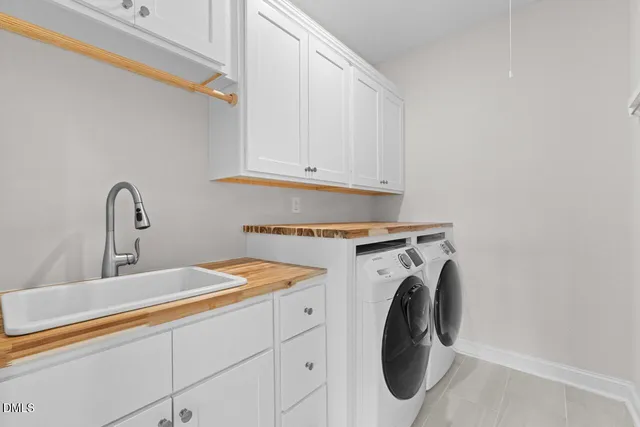 a view of an entrance with a house