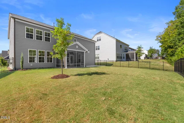 a view of a backyard