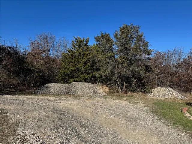 a view of back yard of the house