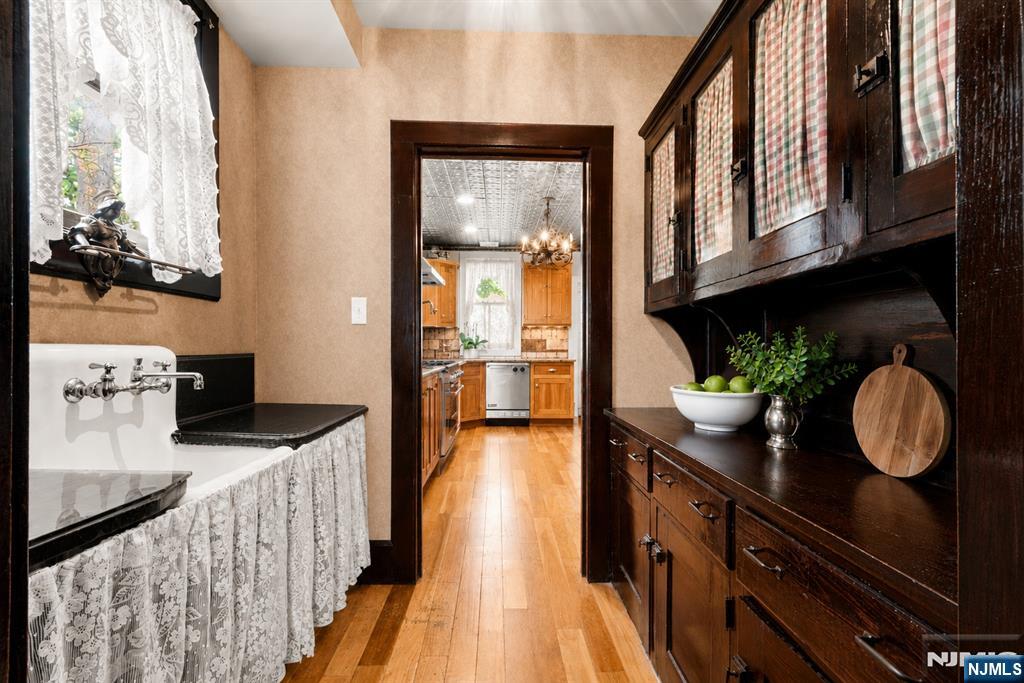 384 Anderson Street Hackensack, NJ 07601 - Photo 10 of 41