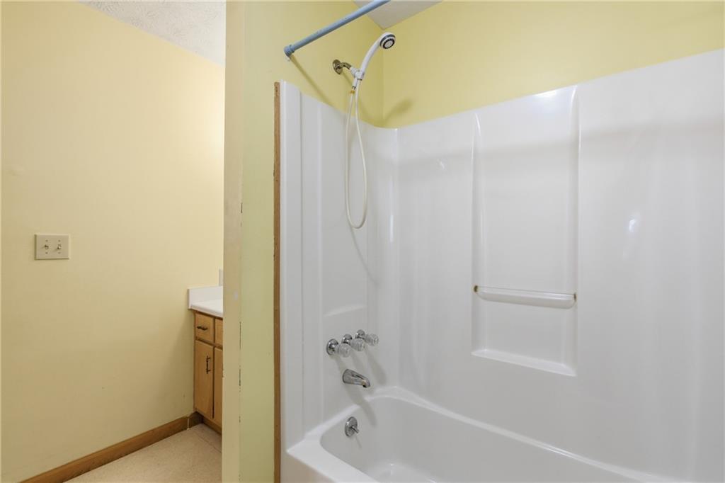 143 Copperhead Road Cornelia, GA 30531 - Photo 21 of 56 a bathroom with a bathtub