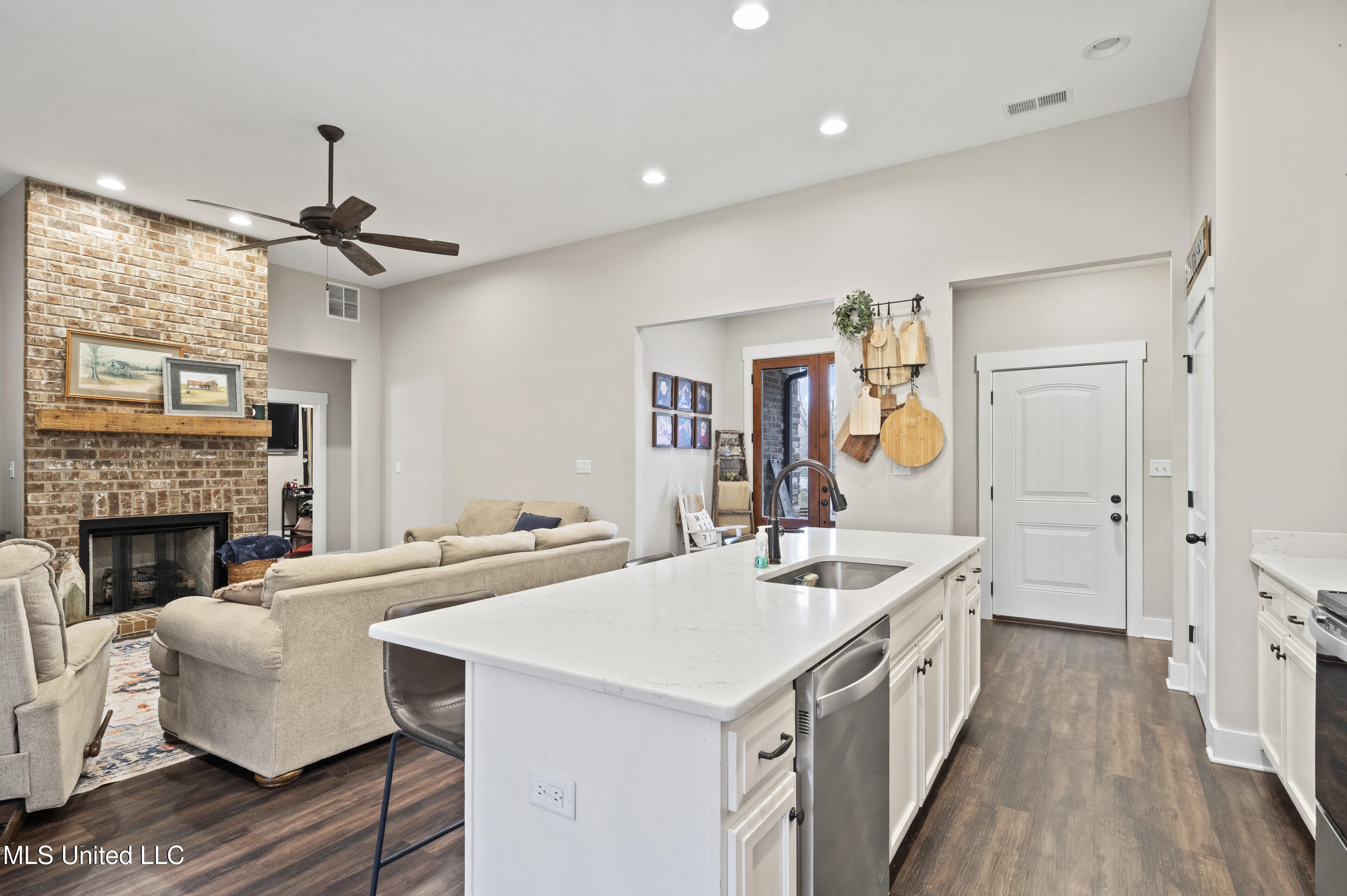 1134 Sandy Betts Road Nesbit, MS 38651 - Photo 9 of 30 Kitchen/Family Room