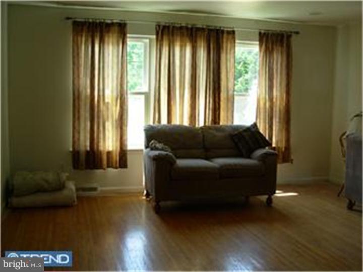 10 Harvard Road Atco, NJ 08004 - Photo 4 of 9 Living Room