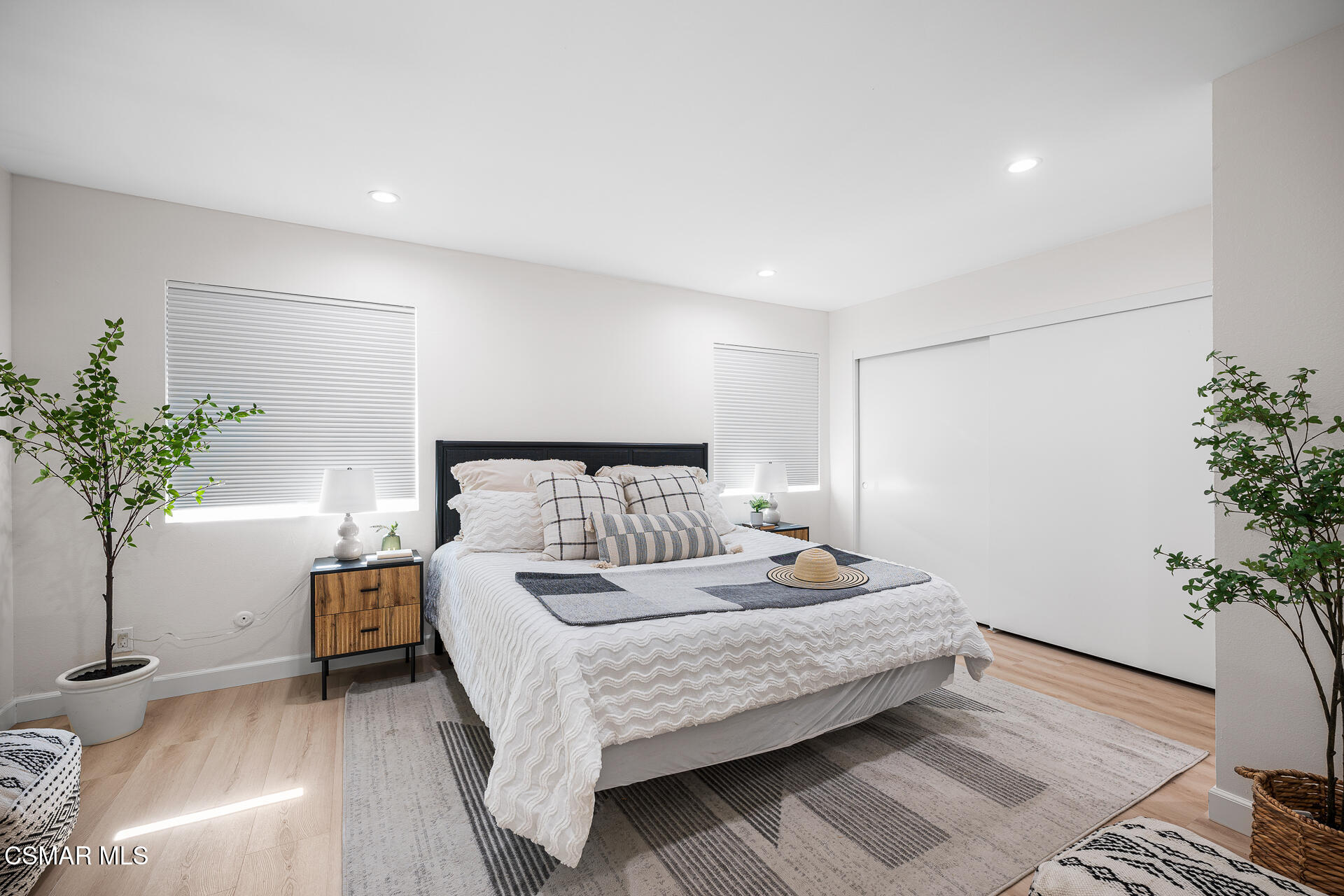 577 Spring Road, Unit 54 Moorpark, CA 93021 - Photo 14 of 23 a bedroom with a bed and a potted plant