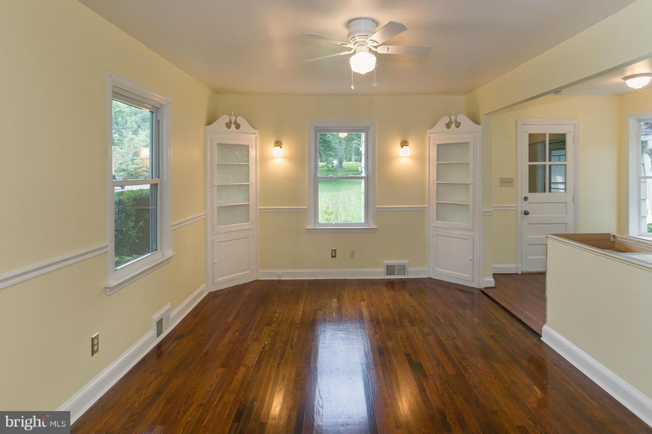 15623 York Road Sparks, MD 21152 - Photo 4 of 29 Living Room / Dining Room