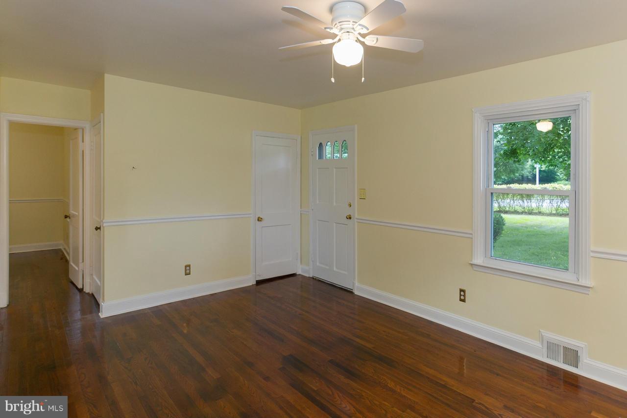 15623 York Road Sparks, MD 21152 - Photo 5 of 29 Living Room