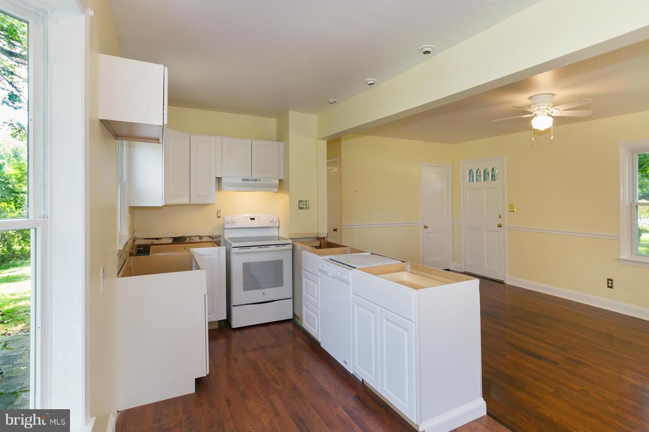 15623 York Road Sparks, MD 21152 - Photo 7 of 29 With Breakfast Area & Bay Window