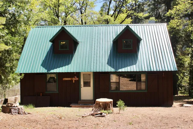 a view of a backyard