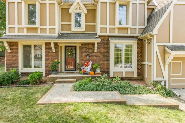 $429,999 | 7640 North Lucerne Court, Kansas City, MO 64151